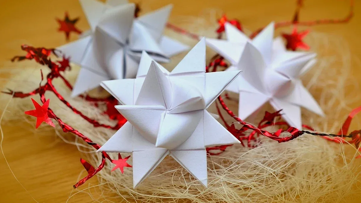 Stelle di carta per Natale: come realizzarle con pieghe facili