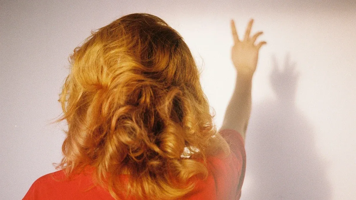 Giocare con le ombre sul muro: esperimenti con una torcia