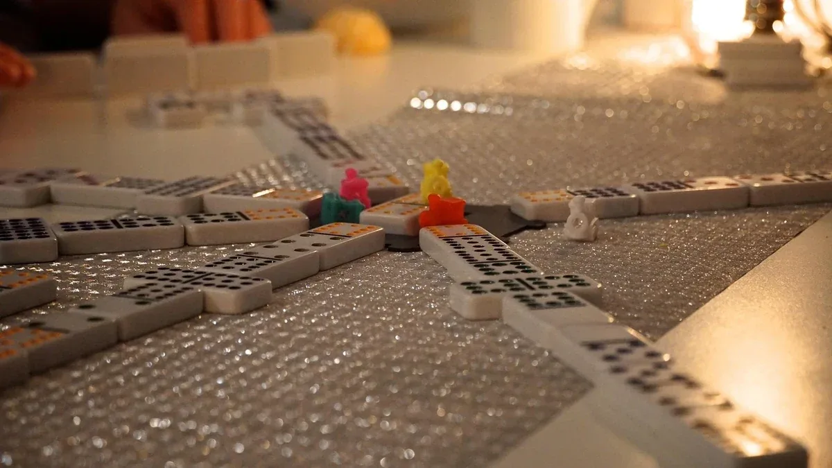 Un domino di colori fatto in casa: regole semplici per iniziare
