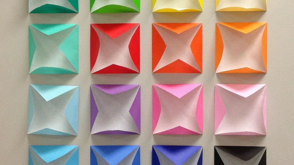 Imparare le forme geometriche con cartoncini di colori diversi