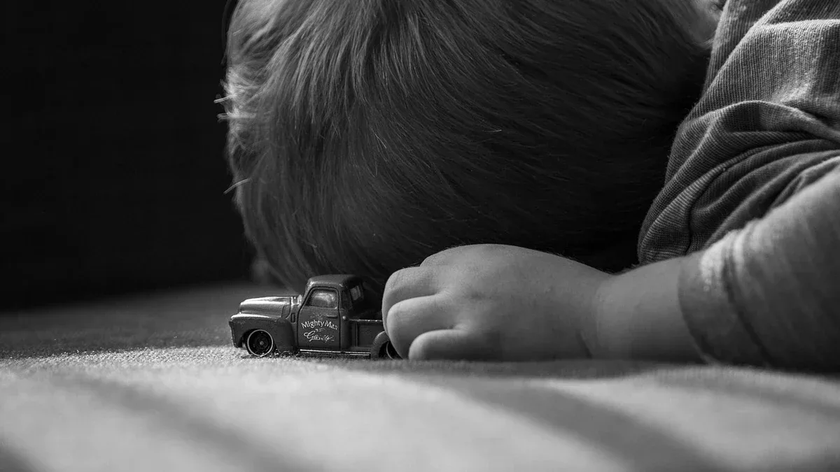 Quando un bambino vuole fare tutto da solo: come predisporre attività adatte