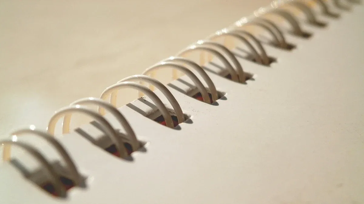 Decorazioni a spirale di carta: come ritagliarle e appenderle