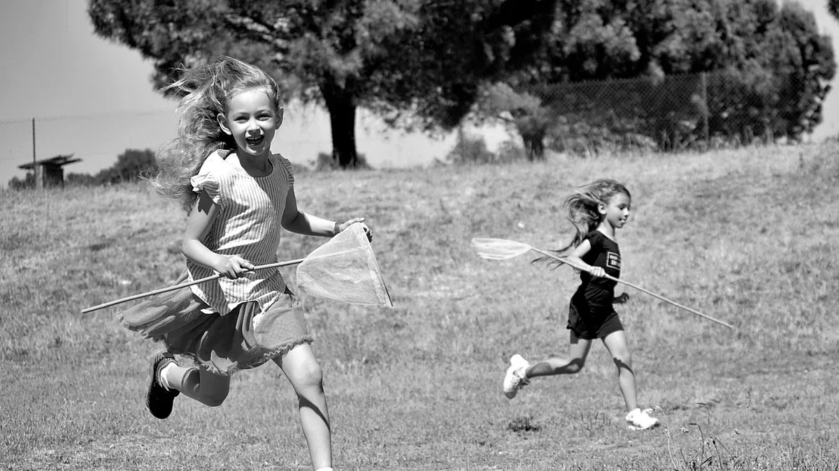 Orientamento spaziale per bambini: giochi con dentro, fuori e accanto